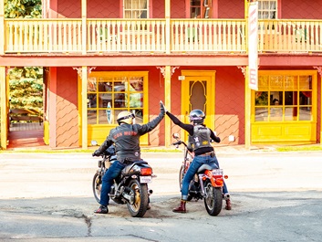 Moto - Motocyclistes qui se tapent dans la main