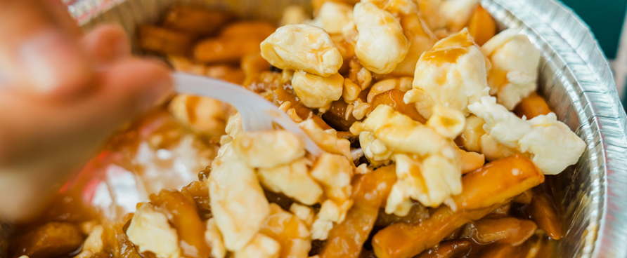 5 bons endroits où manger une bonne poutine de style « cantine » pour ton prochain roadtrip