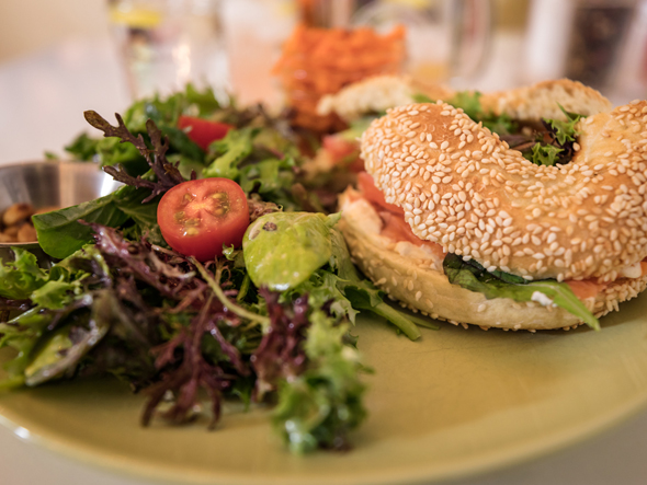 Un délicieux bagel au saumon fumé de la Maison de Bibi.