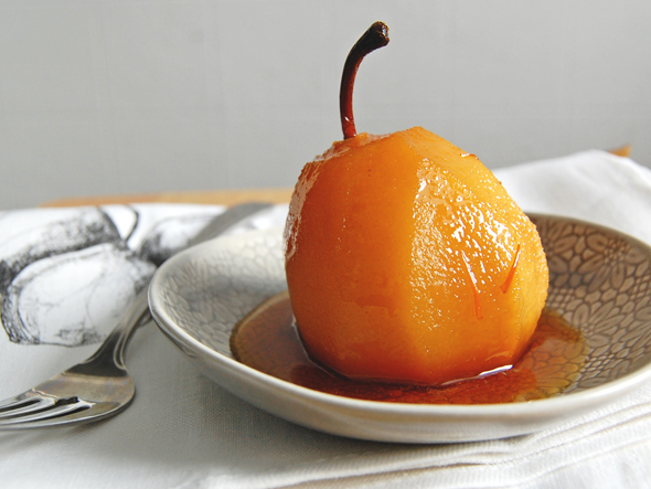 Blogue - Recette poires pochées - Présentation de la poire Présentation de la poire pochée au safran