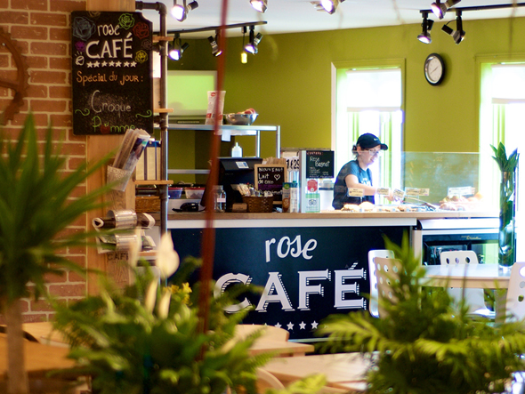 Un magnifique décor au Rose Café.