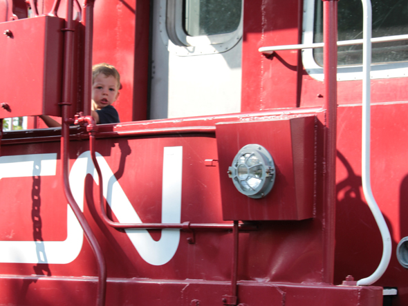 Les enfants s'amusent dans le wagon de la Halte Somerset.