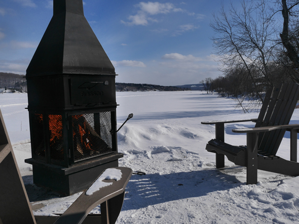 Feu de foyer extérieur au Manoir du lac William.