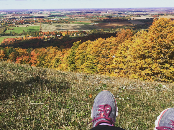 Blogue - Gleason en couleurs - Souliers Une pause en haut de la montagne.