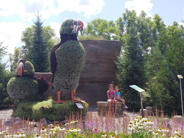 De l'été plein les yeux au Parc Marie-Victorin - Mosaïcultures de macareux