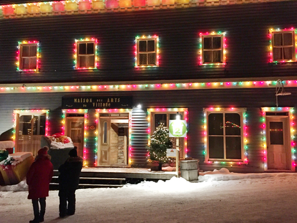 Les magnifiques devantures de magasin du Village illuminé.