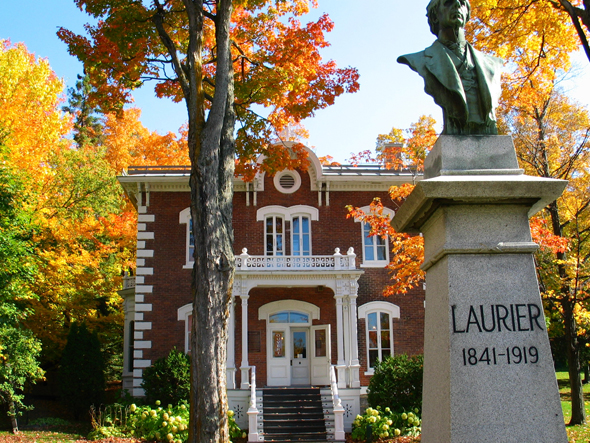 Blogue - Visite à Sir Laurier - La maison Voyez cette impressionnante demeure.