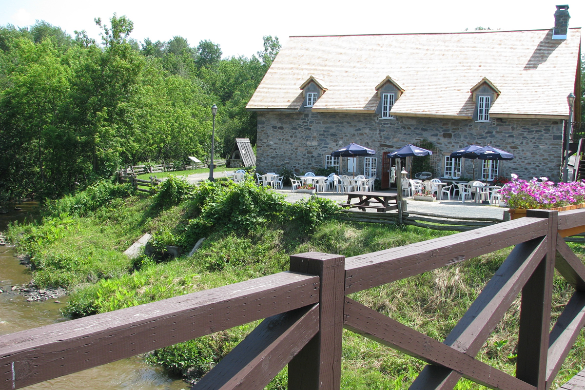 Visitez la terrasse du Moulin Michel pour prendre un bon repas ou simplement pour profiter du soleil.