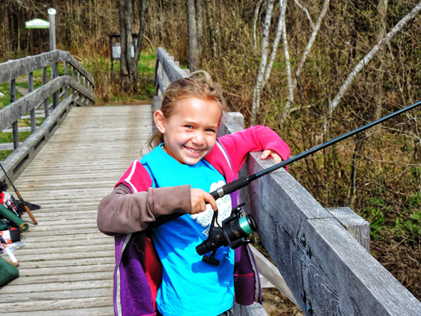 Enfant pêche au Parc des Grandes Coulées