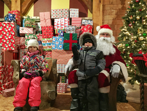 Le Père Noël est en visite au Village illuminé.