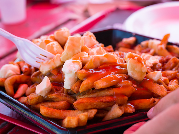 Une bonne poutine avant une soirée de frayeur.