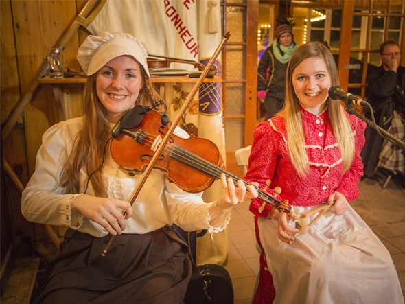 Blogue - Village illuminé - Musiciennes De la musique pour revivre un Noël d'antan